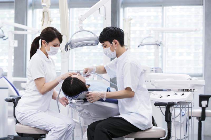 歯科医師（歯医者）の仕事内容・なり方・年収・資格などを解説