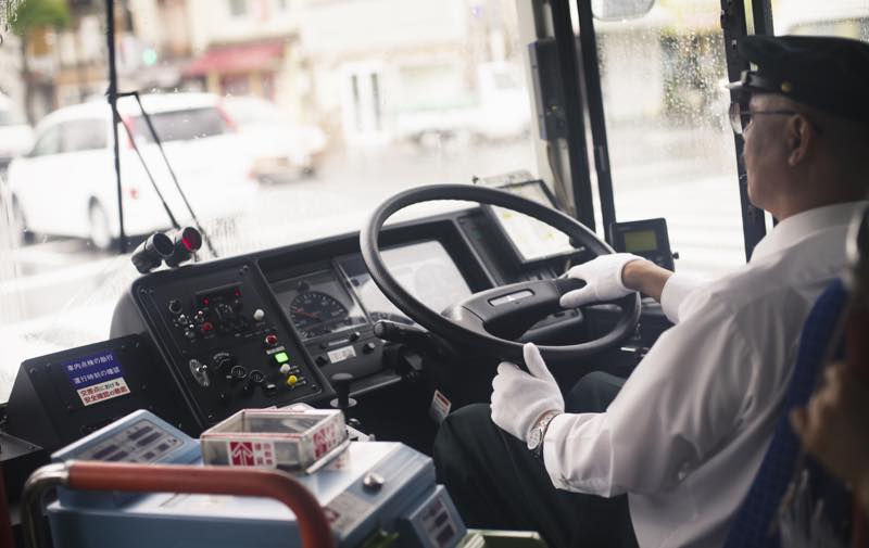 バス運転手の仕事内容・なり方・年収・資格などを解説