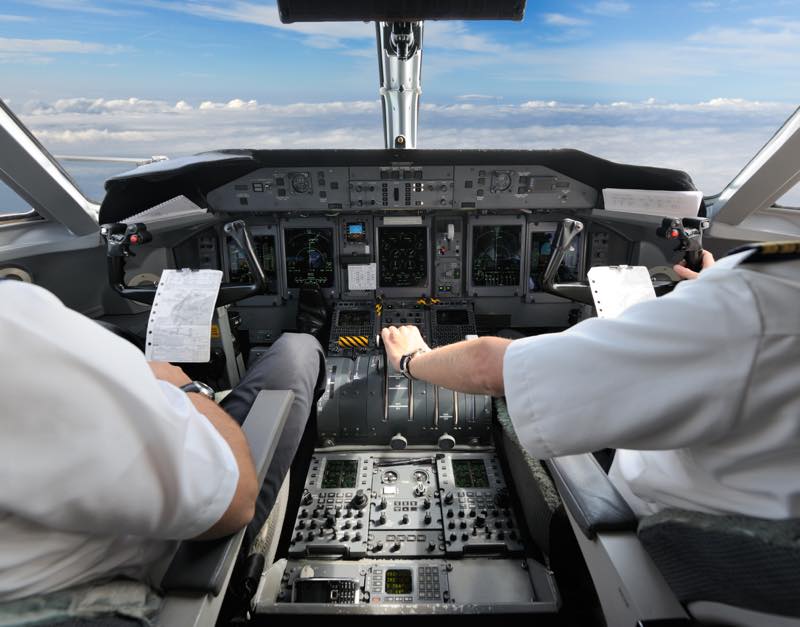 パイロットの仕事内容・なり方・年収・資格などを解説